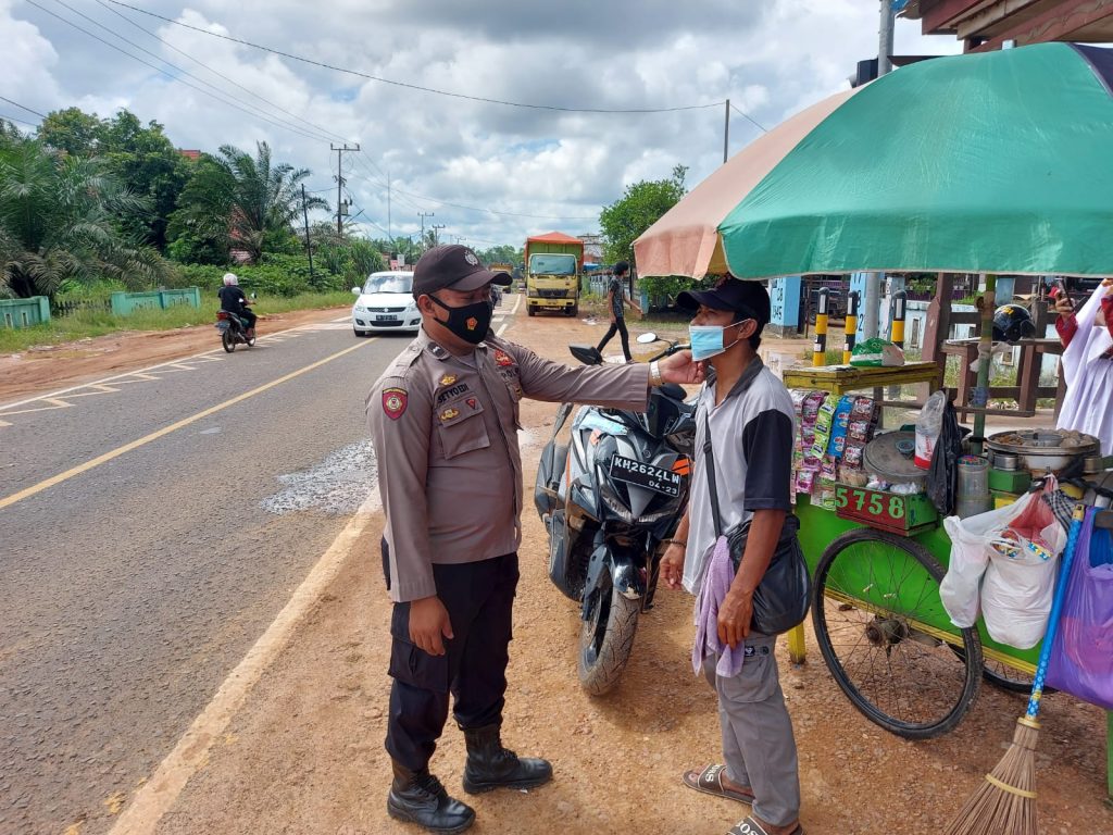 Dialogis dengan pedagang keliling Polisi Polsek Peterongan himbaukan prokes