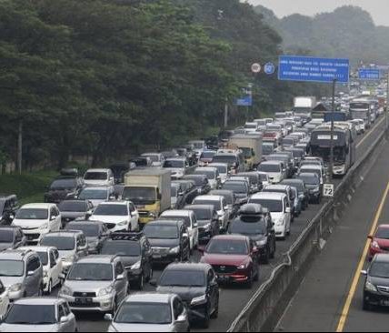 Sekitar Seratus Ribu Kendaraan Belum Masuk Jabodetabek, Kemacetan Arus Balik Diperkirakan Akan Terjadi. Sumber Kompas.