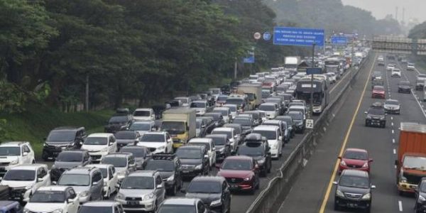 Sekitar Seratus Ribu Kendaraan Belum Masuk Jabodetabek, Kemacetan Arus Balik Diperkirakan Akan Terjadi. Sumber Kompas.