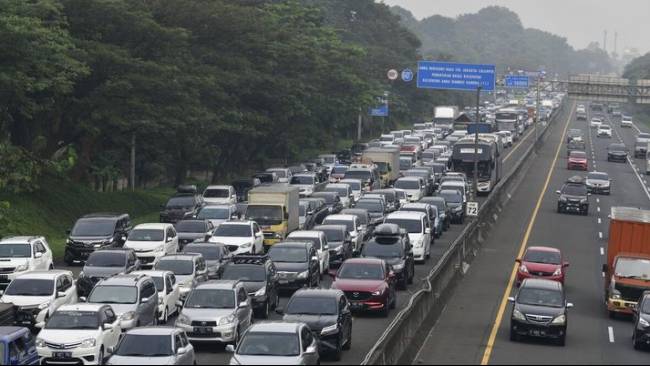 Sekitar Seratus Ribu Kendaraan Belum Masuk Jabodetabek, Kemacetan Arus Balik Diperkirakan Akan Terjadi. Sumber Kompas.