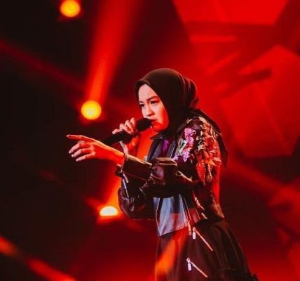 Salma Salsabil Rayakan Satu Tahun Berkarya dengan Rilis Single #BolehJugaSalmaSalsabil Sumber Kompas.