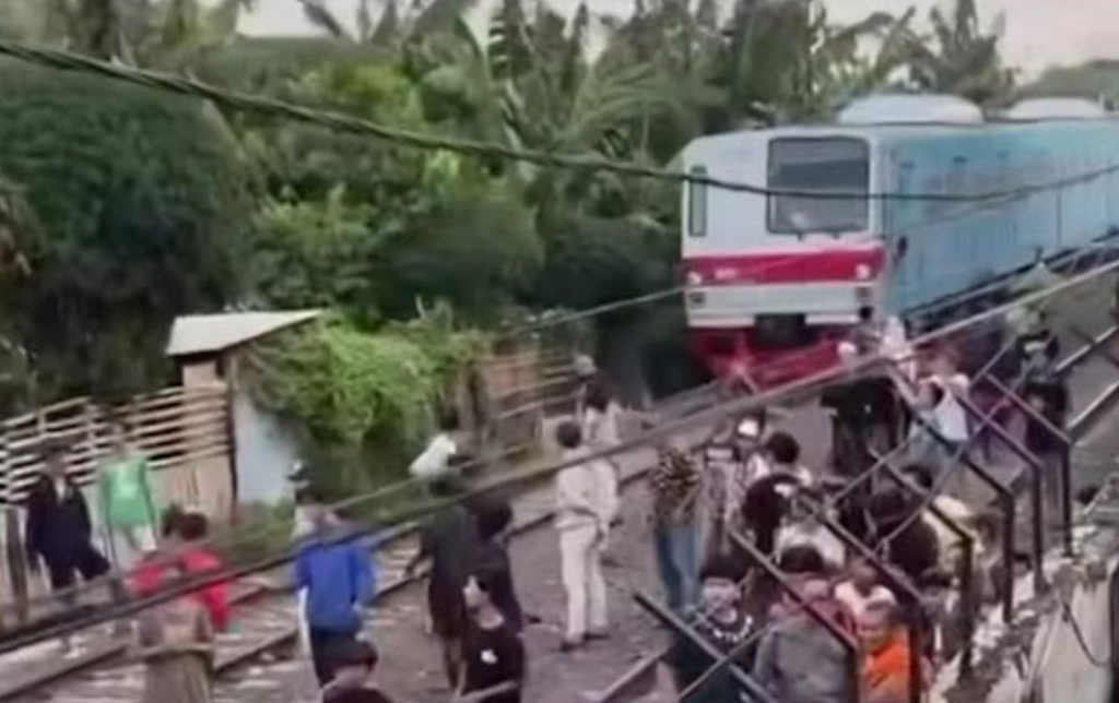 Tawuran Ganggu Perjalanan KRL di Kampung Bahari. Sumber Okezone.