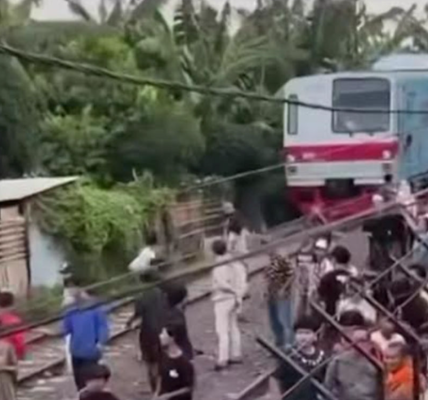 Tawuran Ganggu Perjalanan KRL di Kampung Bahari. Sumber Okezone.