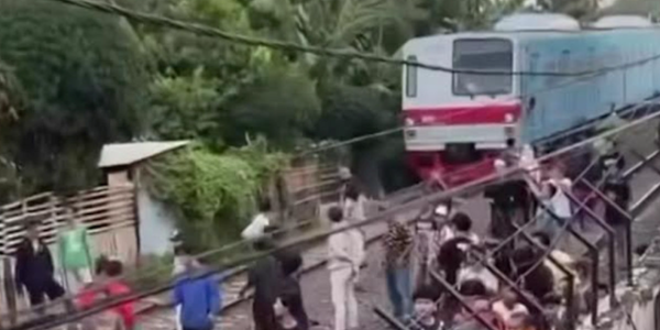 Tawuran Ganggu Perjalanan KRL di Kampung Bahari. Sumber Okezone.