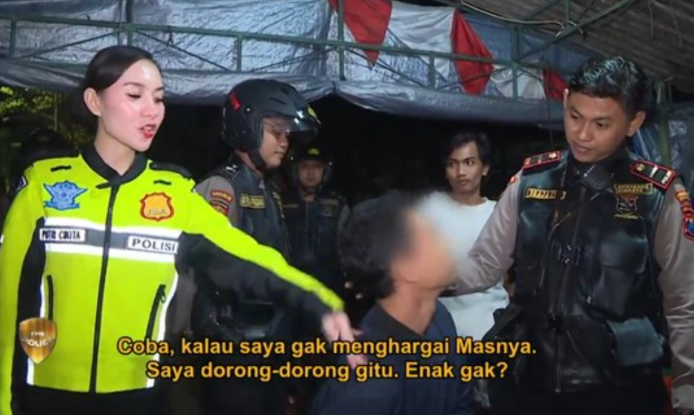 Polisi Ini Dapat Julukan Polwan Sopan Akibat Tegur Pria yang Sedang Makan