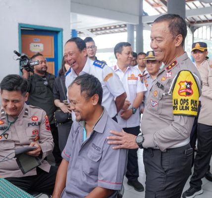 Wakil Menteri Perhubungan (Wamenhub) RI, Suntana, bersama Kakorlantas Polri, Irjen Pol Aan Suhanan, meninjau Terminal Pekalongan pada Minggu (29/12/2024)