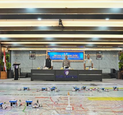 Korlantas Polri mengadakan Tactical Floor Game (TFG) sebagai upaya memastikan kesiapan Operasi Lilin 2024. Acara ini dipimpin langsung oleh Kakorlantas Polri, Irjen Pol Aan Suhanan, dan berlangsung di Aula Madellu Korlantas pada Sabtu (14/12/2024)