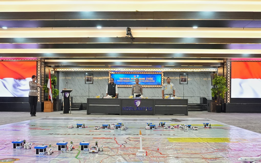 Korlantas Polri mengadakan Tactical Floor Game (TFG) sebagai upaya memastikan kesiapan Operasi Lilin 2024. Acara ini dipimpin langsung oleh Kakorlantas Polri, Irjen Pol Aan Suhanan, dan berlangsung di Aula Madellu Korlantas pada Sabtu (14/12/2024)