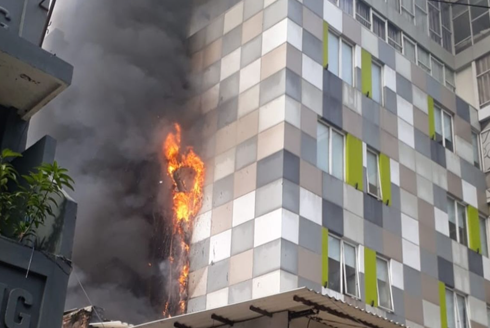 Kebakaran Hotel 101 Urban Glodok, Pemadaman dan Evakuasi Masih Berlangsung