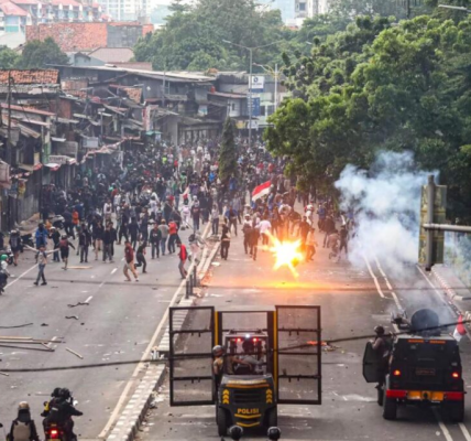 Demo Buruh Serentak Digelar di Depan Gedung DPR dan 38 Provinsi