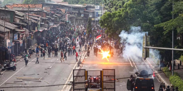 Demo Buruh Serentak Digelar di Depan Gedung DPR dan 38 Provinsi