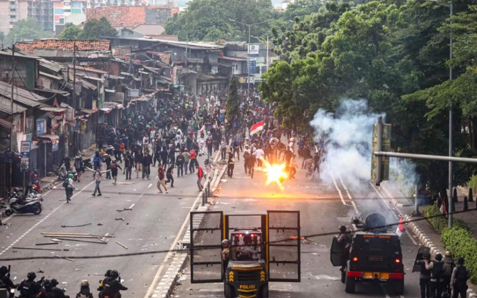 Demo Buruh Serentak Digelar di Depan Gedung DPR dan 38 Provinsi