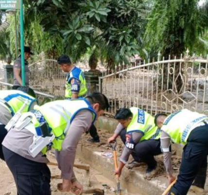 Korlantas Polri Salurkan Bantuan dan Bersihkan Fasilitas Umum di Aceh Tamiang Pascabanjir