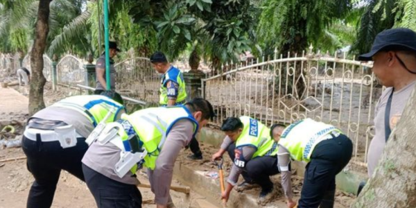 Korlantas Polri Salurkan Bantuan dan Bersihkan Fasilitas Umum di Aceh Tamiang Pascabanjir