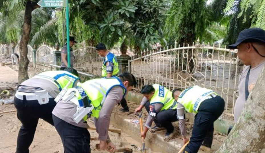 Korlantas Polri Salurkan Bantuan dan Bersihkan Fasilitas Umum di Aceh Tamiang Pascabanjir