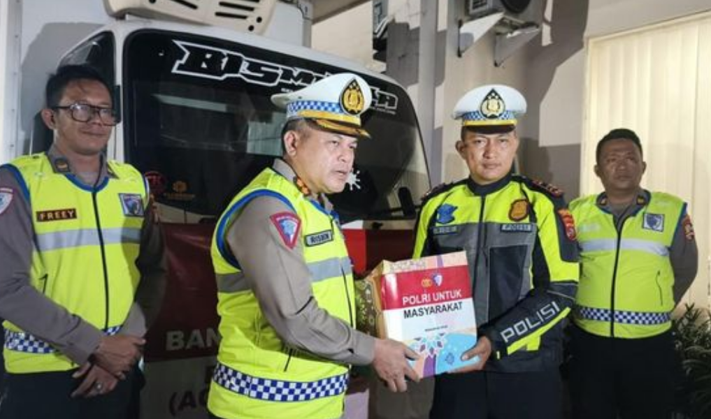 Tim Korlantas Polri Salurkan Bantuan Mobil Patroli dan Sembako di Padang Panjang dan Solok