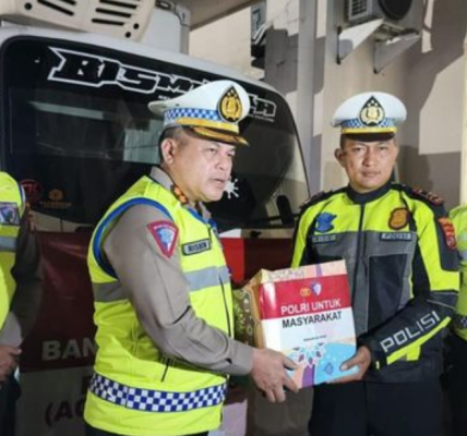 Tim Korlantas Polri Salurkan Bantuan Mobil Patroli dan Sembako di Padang Panjang dan Solok