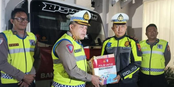 Tim Korlantas Polri Salurkan Bantuan Mobil Patroli dan Sembako di Padang Panjang dan Solok
