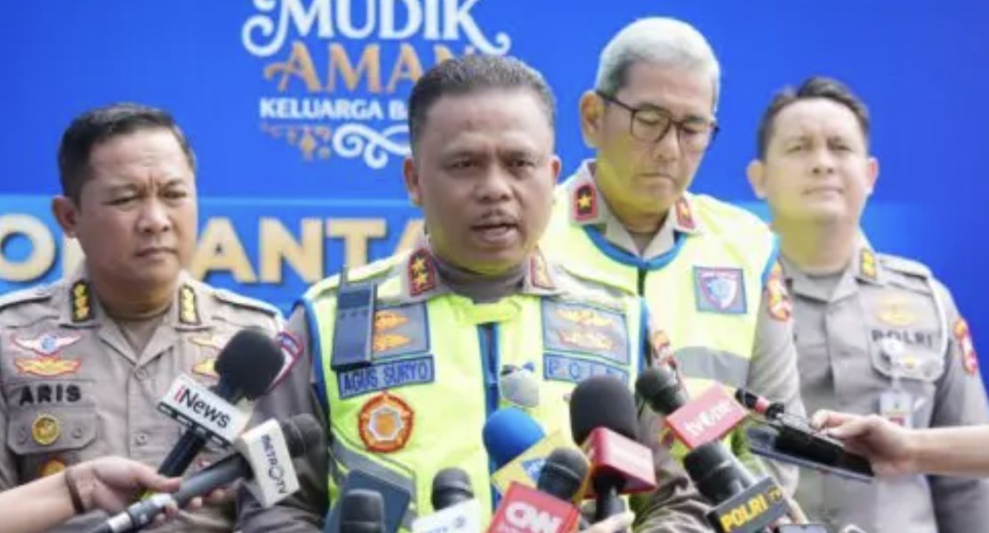 Kakorlantas Polri, Irjen Agus Suryonugroho, memantau langsung kondisi arus balik Lebaran dari Posko Command Center KM 29 Korlantas Polri