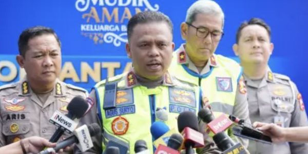 Kakorlantas Polri, Irjen Agus Suryonugroho, memantau langsung kondisi arus balik Lebaran dari Posko Command Center KM 29 Korlantas Polri