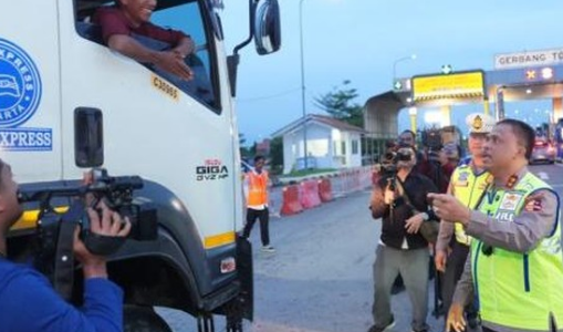 Momen Kakorlantas Patroli Tol Trans Jawa untuk Urai Kepadatan Arus Balik